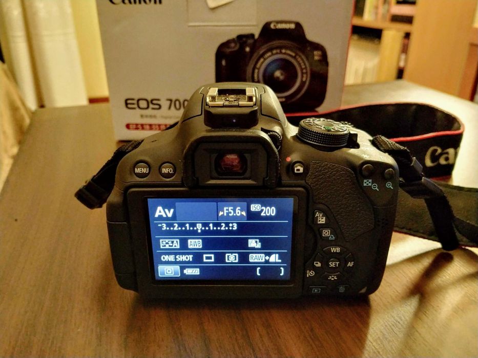 Máquina Fotográfica CANON EOS 700D - Impecável