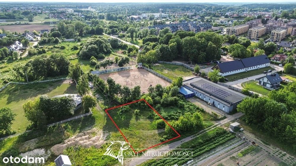 - Kształtna działka w atrakcyjnej okolicy -