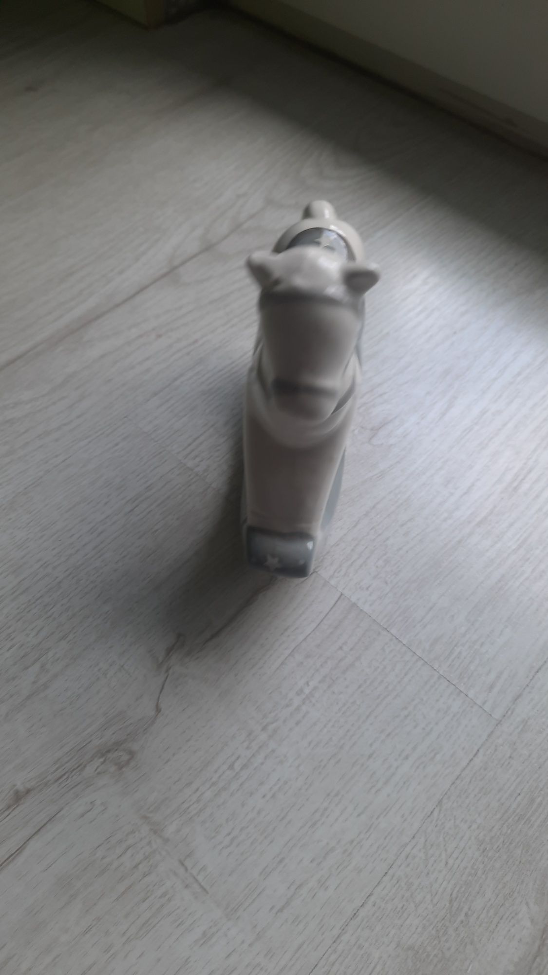Porcelanowy konik na biegunach szaro bialy jak Nowy