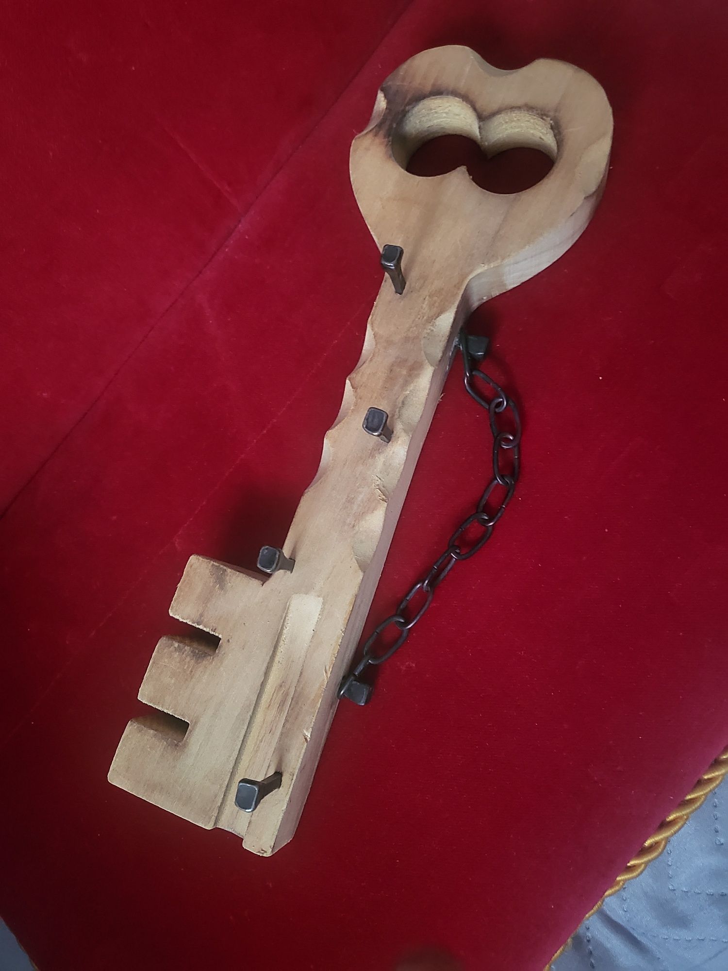 Wieszak drewniany na klucze kształt KLUCZA .