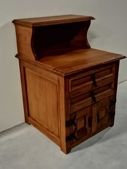 Duas mesas de cabeceira