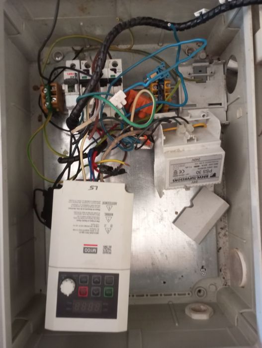 Szafa sterownicza z falownikiem LS M100 – 1,9 kVA (używana)