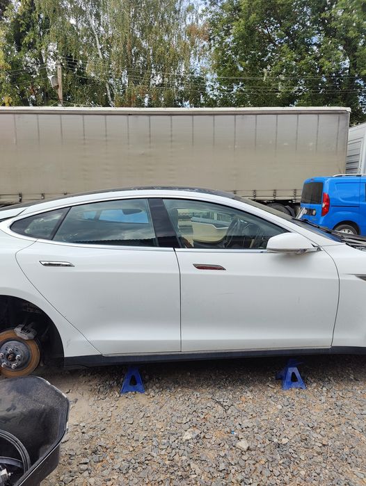 Двері Tesla Model S