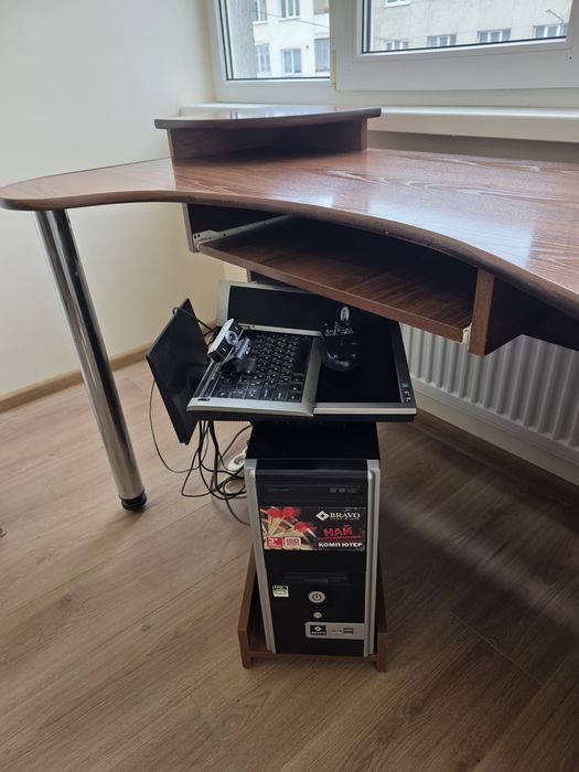 Стіл,крісло комп'ютерне,компютер.4000тис.