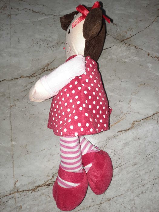 Lalka w czerwonej sukience z białymi kropeczkami