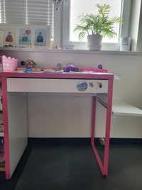 Małe biurko dla dziewczynki