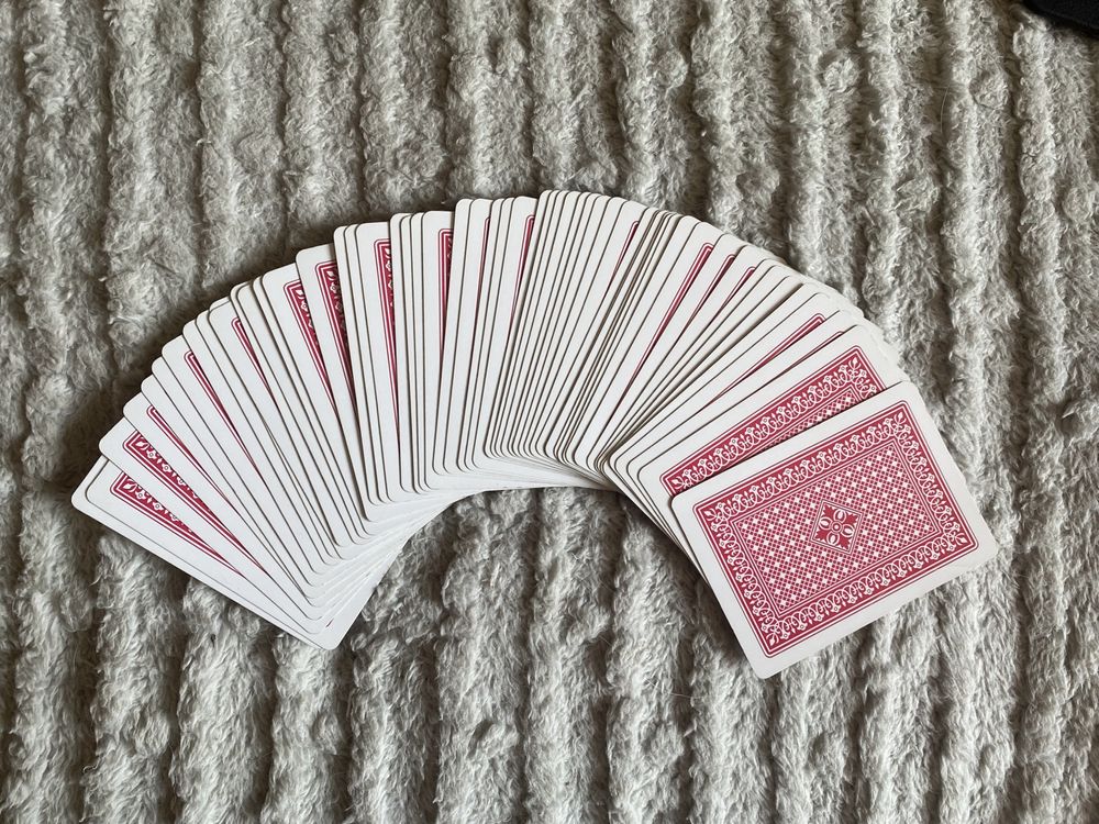 Zestaw żetonów poker/blackjack/kasyno, karty, but krupierski, tacka