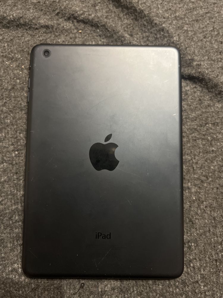 Ipad mini 13 gb задовільний стан все працює справно