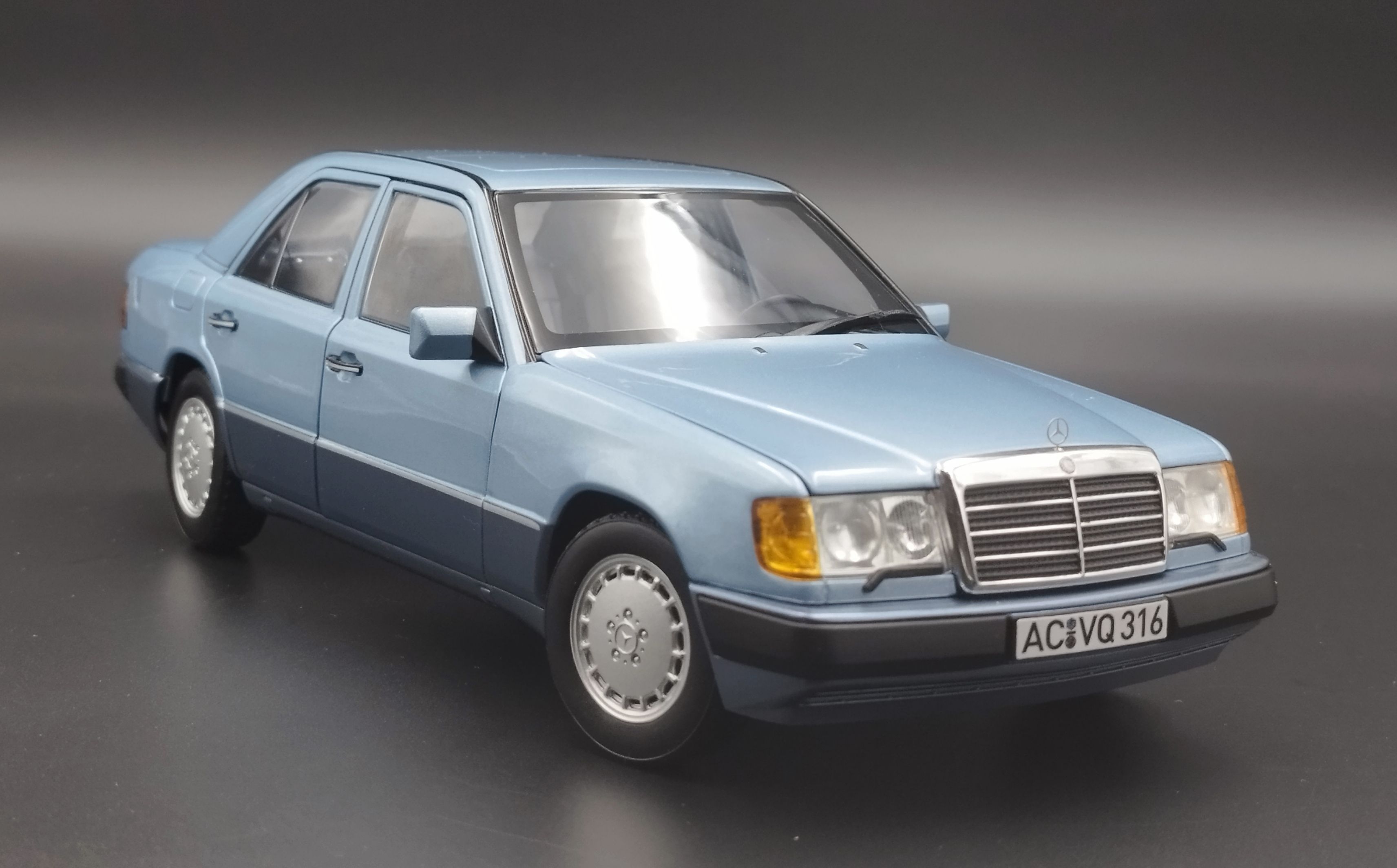 1:18 Norev 1990 Mercedes 230 E W124 Light Blue Metallic