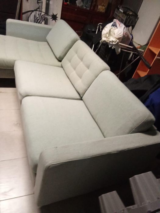 sofa-chaise-longue- de tres lugares de cor clara