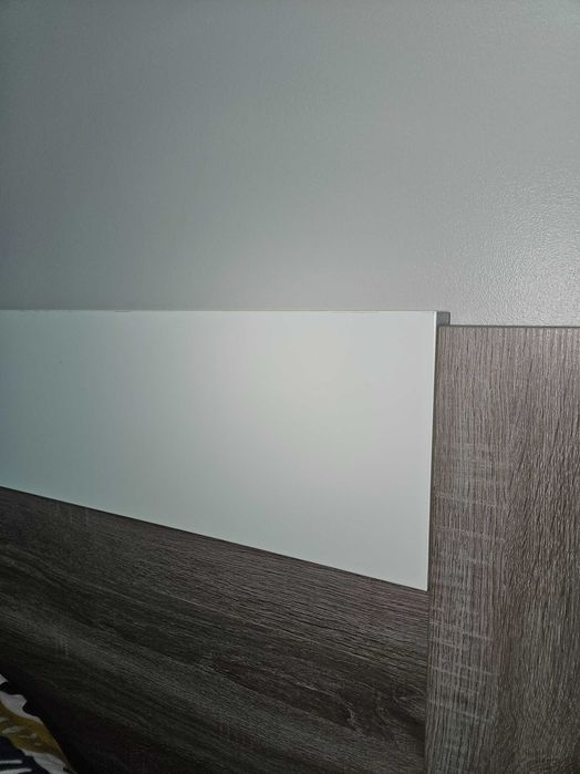 Cama de casal com 2 mesas de cabeceira