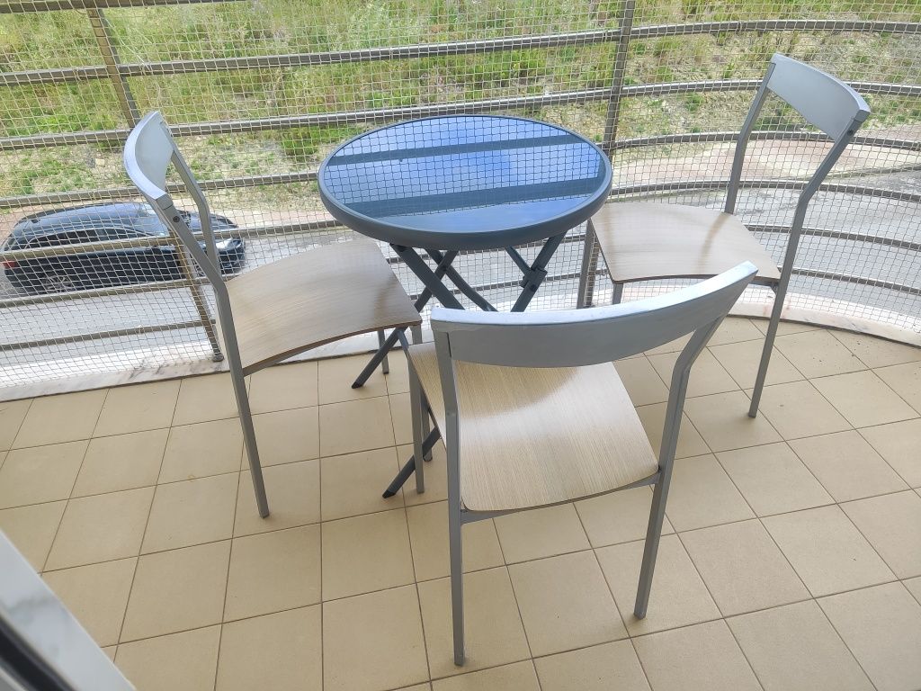 Mesa com 3 cadeiras
