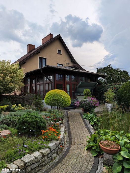 Komfortowy dom z fotowoltaiką i ogrodem – zielona oaza w Sypniewie