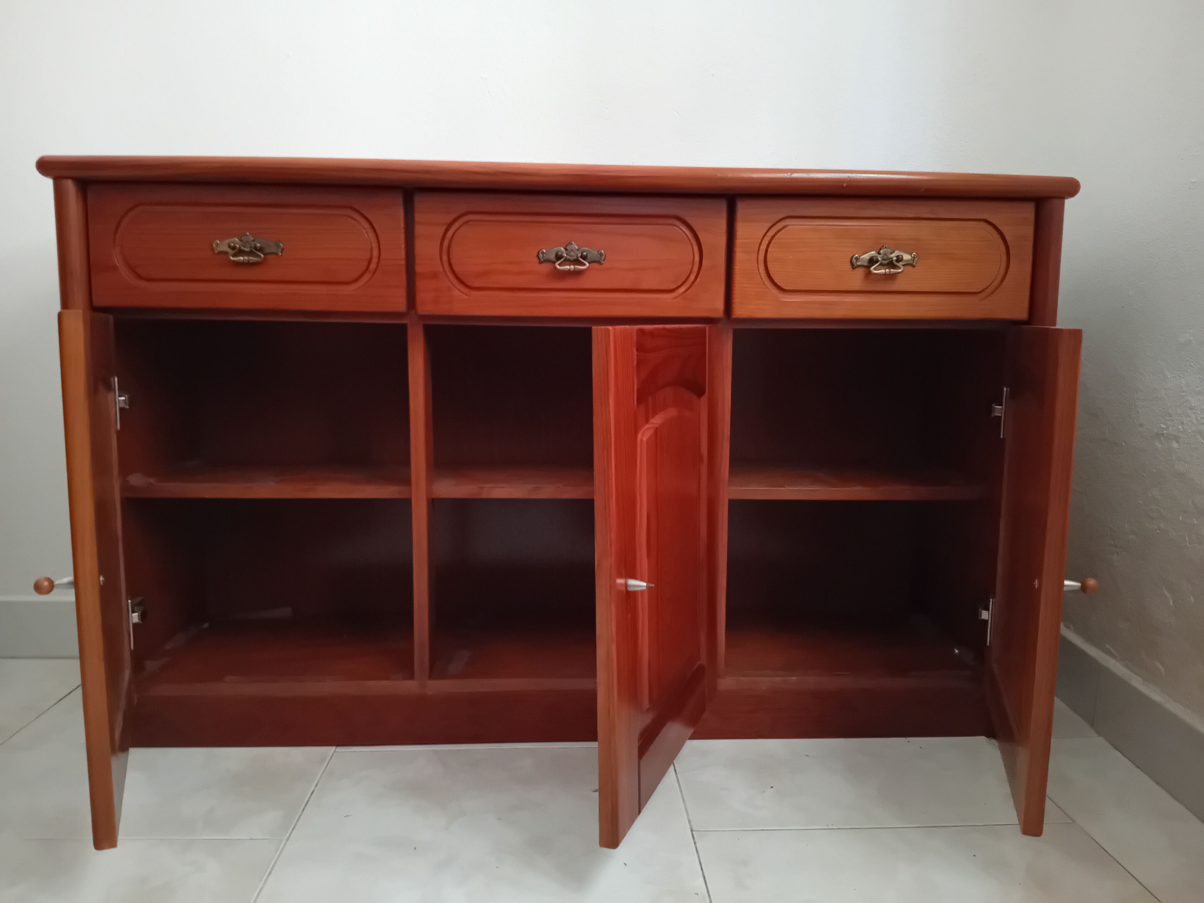 Móvel com 3 portas e 3 gavetas