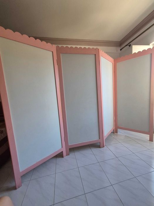 Biombo de separação em madeira branco com detalhes em rosa