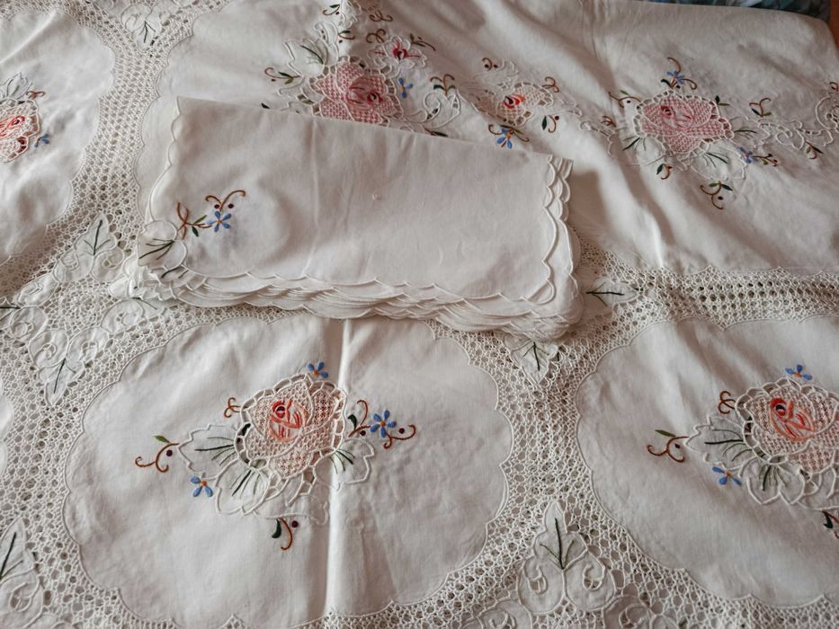 Toalha linho bordado da madeira branca