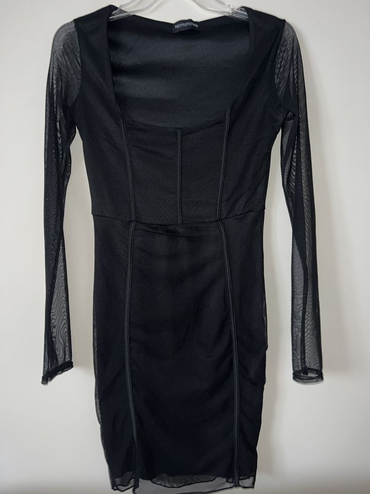 Czarna sukienka z przezroczystymi rękawami