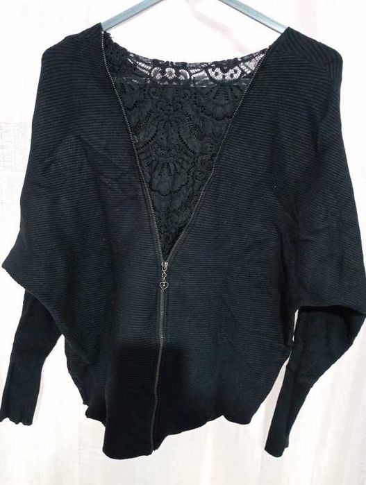 Camisola preta rendada nas costas