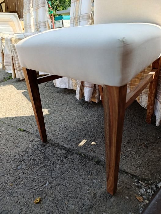 Krzesła drewniane z pokrowcem