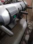 Máquina de café industrial, com moinho e filtro de água.