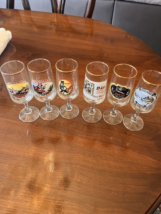 Copos antigos com varios logotipos