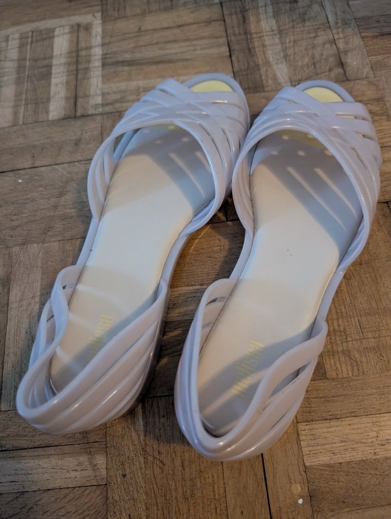 Pachnące sandały Melissa