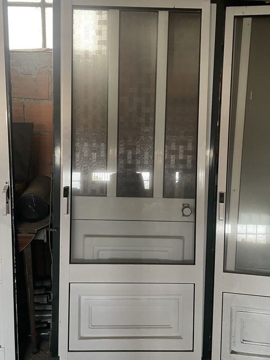 Janelas de sacada e janelas “normais” em alumínio branco e aro verde