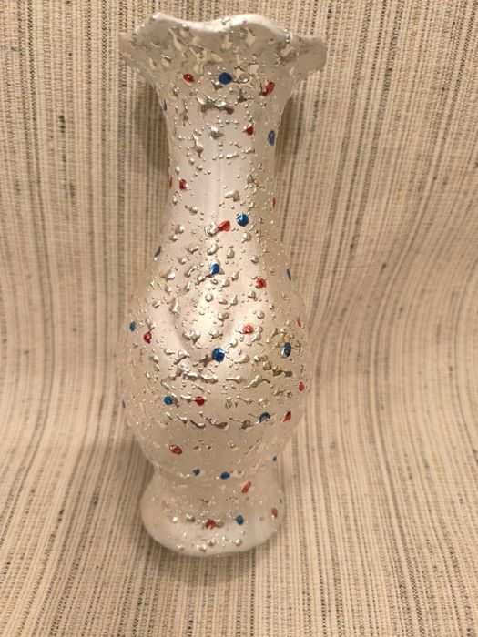 Uroczy wazonik w kropki