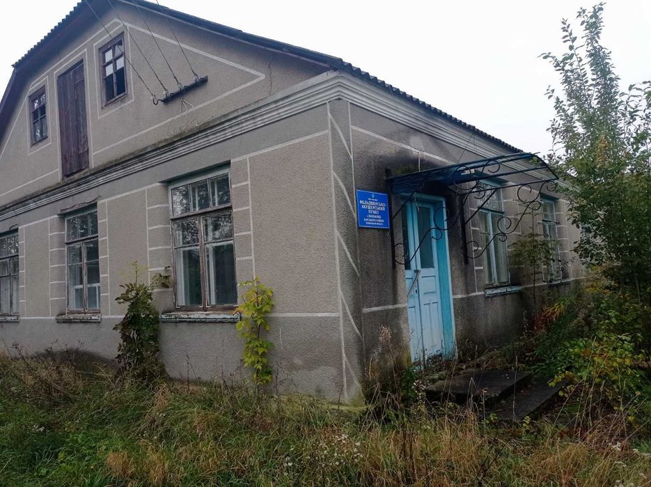 Одноповерхова будівля S= 251,6 м2. Маньківці, вул. Грушевського 46