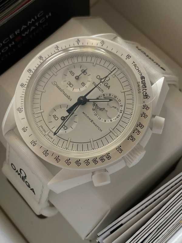 Swatch x Omega Moonswatch SO33W700 Mission To Moonphase Snoopy