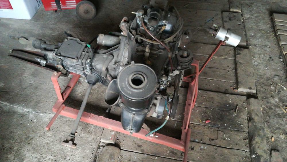 stary silnik ze skrzynią biegów fiat 126p maluch zabytek