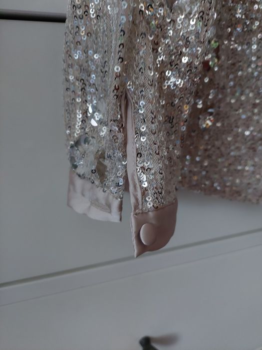 Koszula cekinowana na guziki z kołnierzykiem.