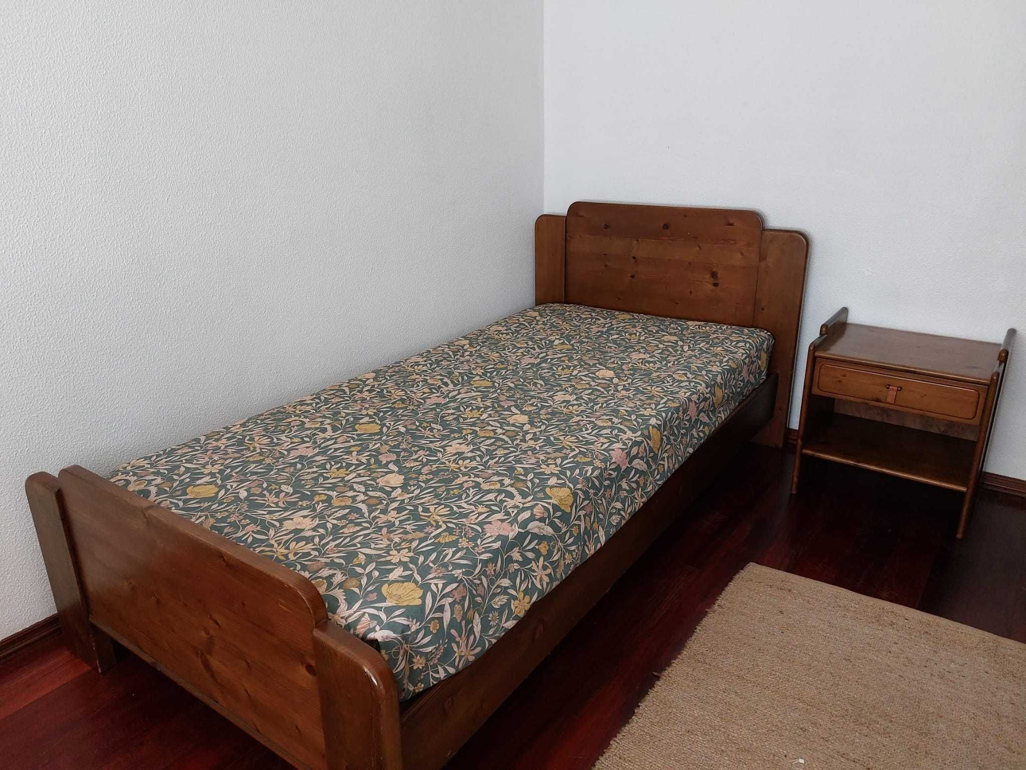 Conjunto de quarto - Cama, mesa de cabeceira, secretária e cadeira