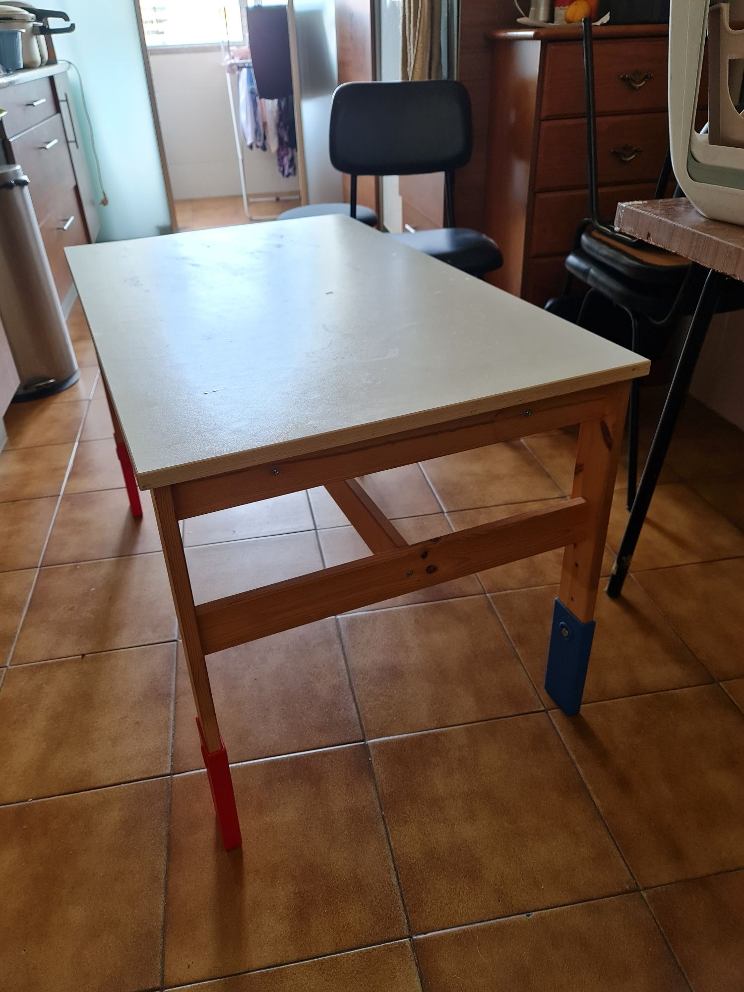 mesa ikea para criança com pernas estendidas