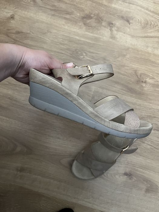 Sandálias em pele 40