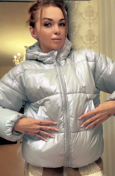 Невероятного цвета пуховик хамилион