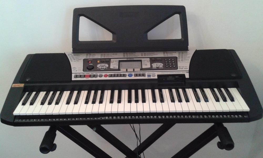 Órgão Yamaha PSR-350 com tripé