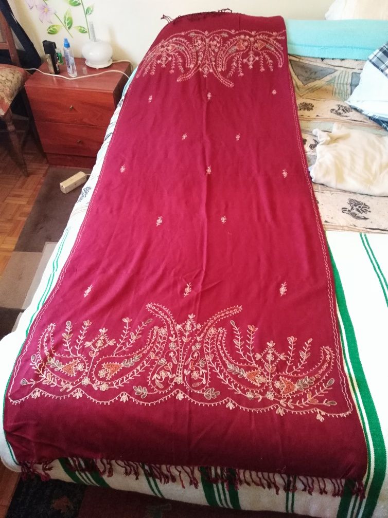 Echarpe vermelho.