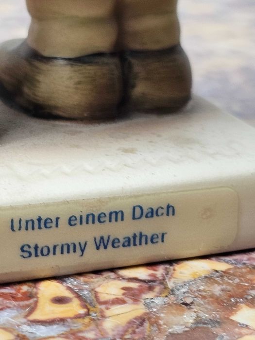 Urocza Figurka porcelana Goebel Hummel #71/2/0 "Ulewa" 11 cm Niemcy