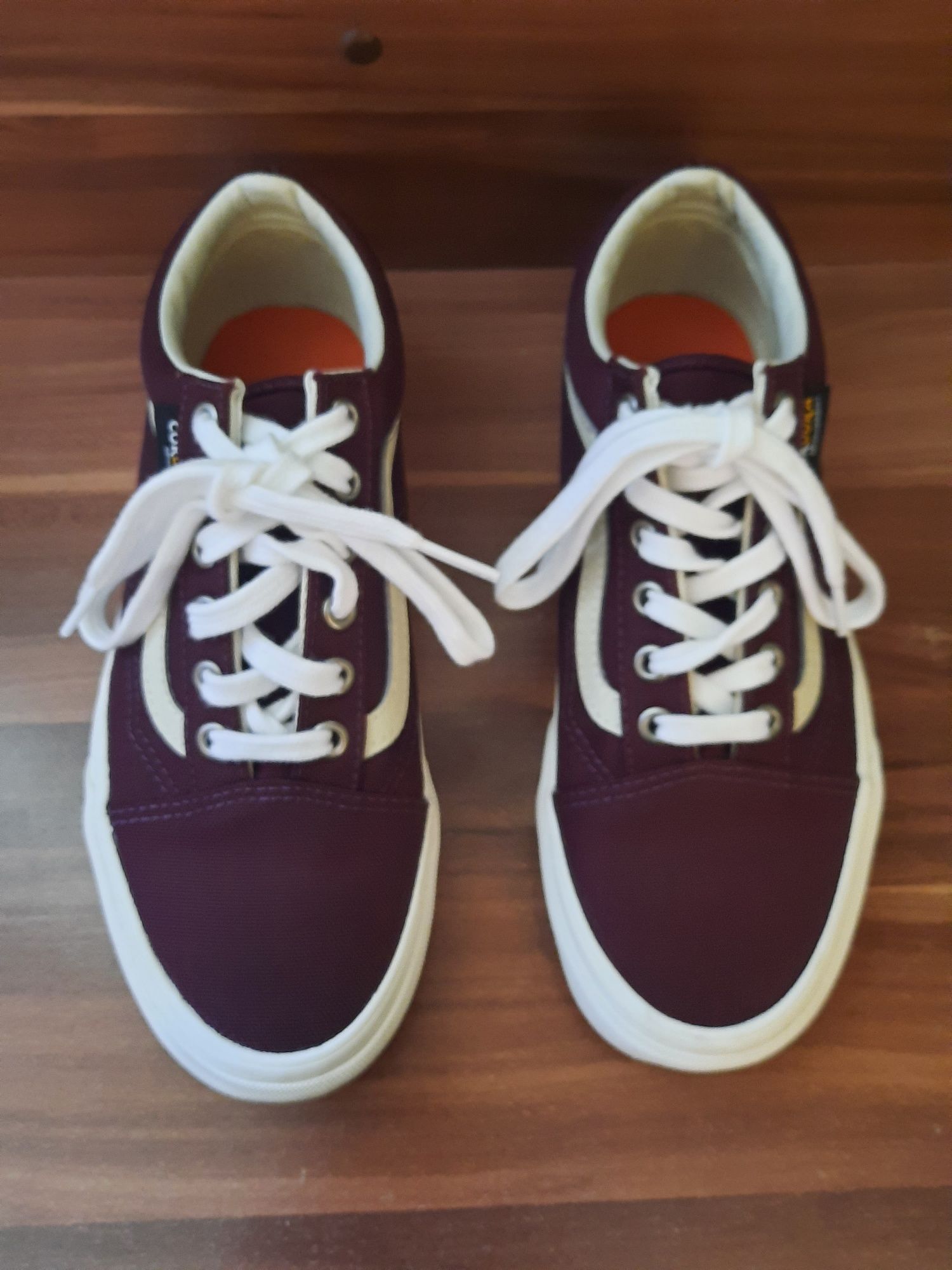 Bordowe buty vans