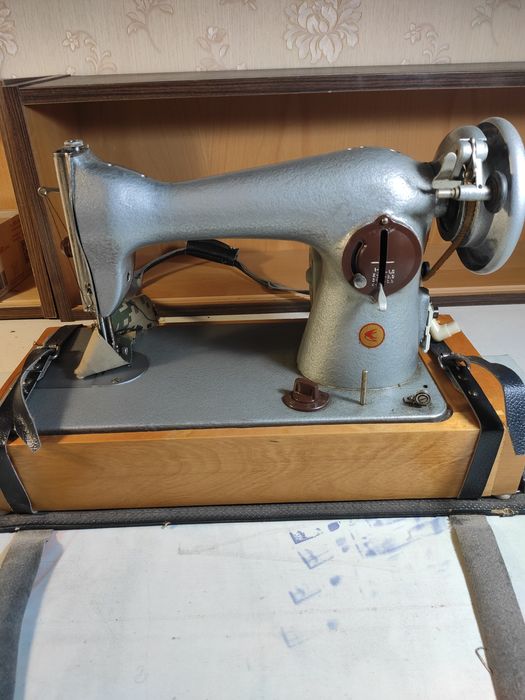 Продам бытовую швейную машинку с электро моторчиком