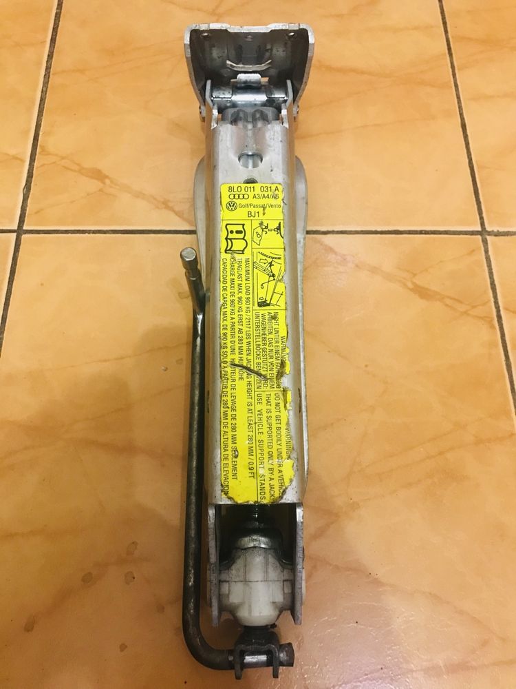 Домкрат подъёмник volkswagen audi seat skoda заводской 8D0011031C