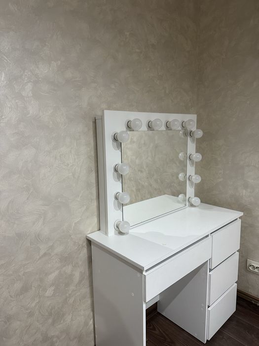 Туалетний столик