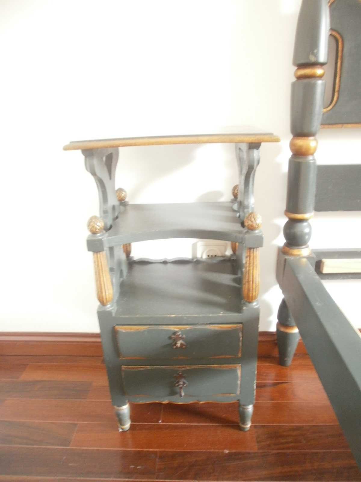 Cama de solteiro + mesinha de cabeceira