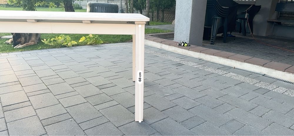 Duzy drewniany stół ogrodowy