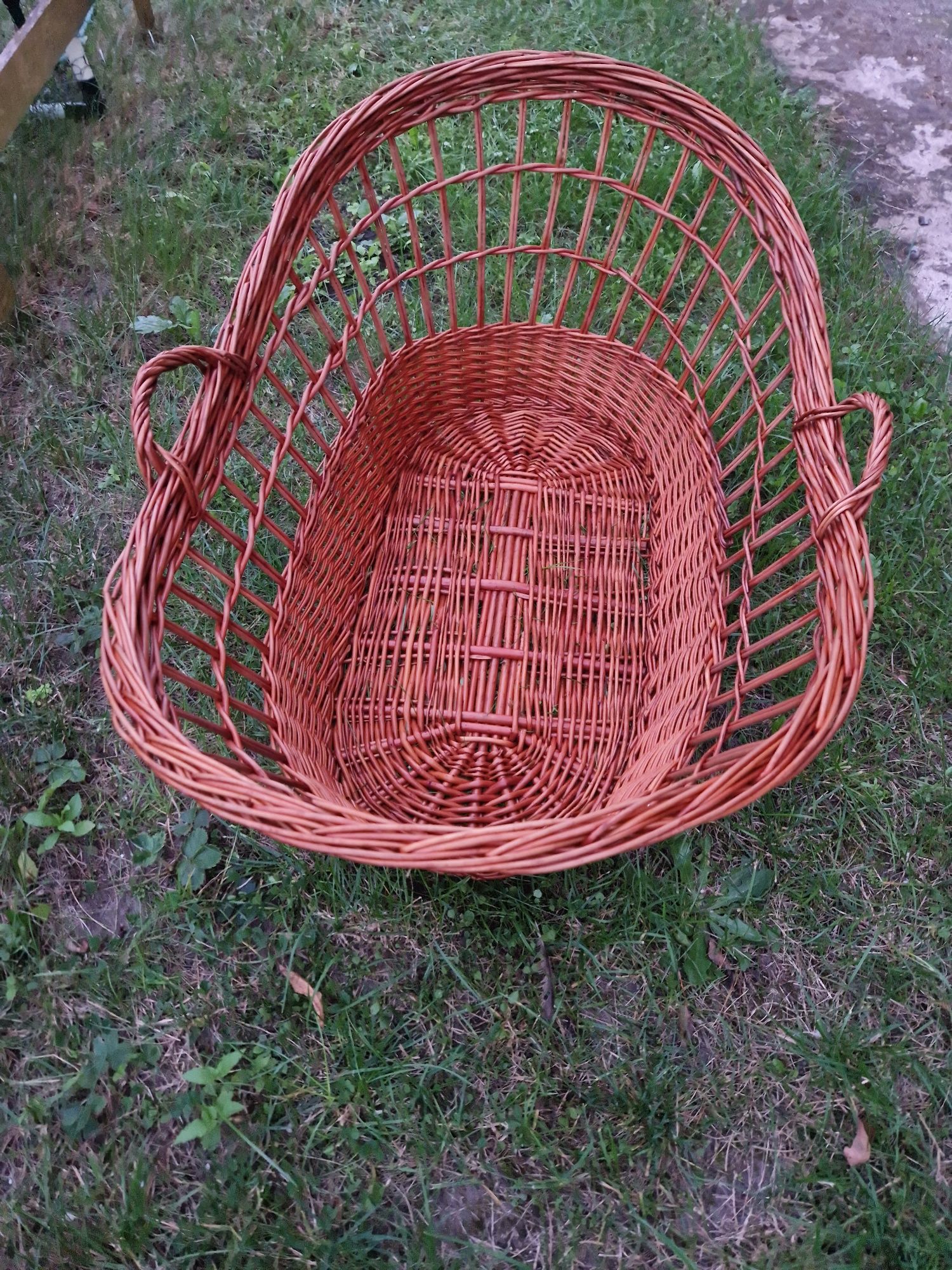 Duży kosz wiklinowy