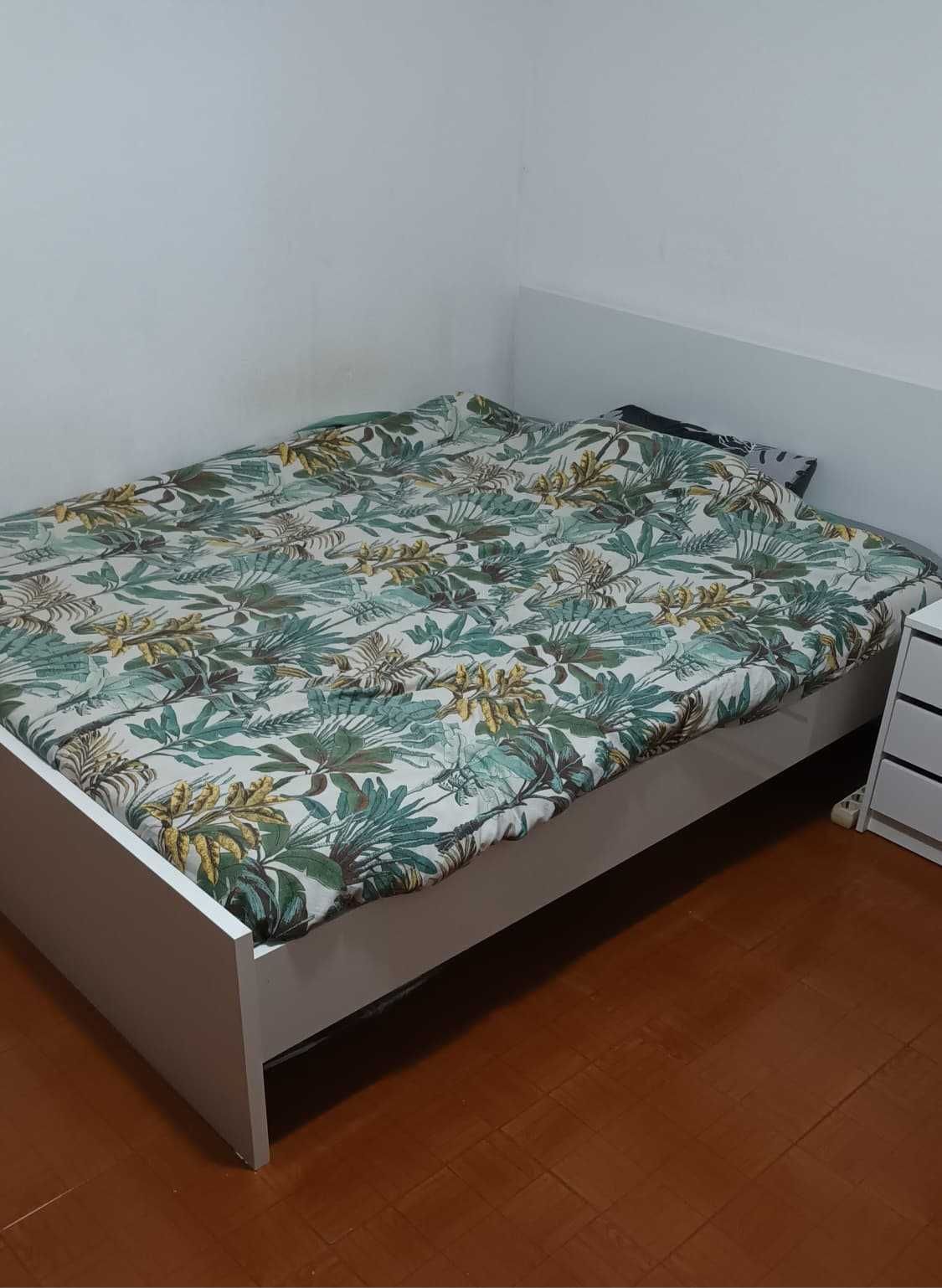 Cama de Casal com mesa de cabeceira