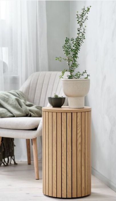 Stolik/ki nocny w kolorze ciepły dąb.