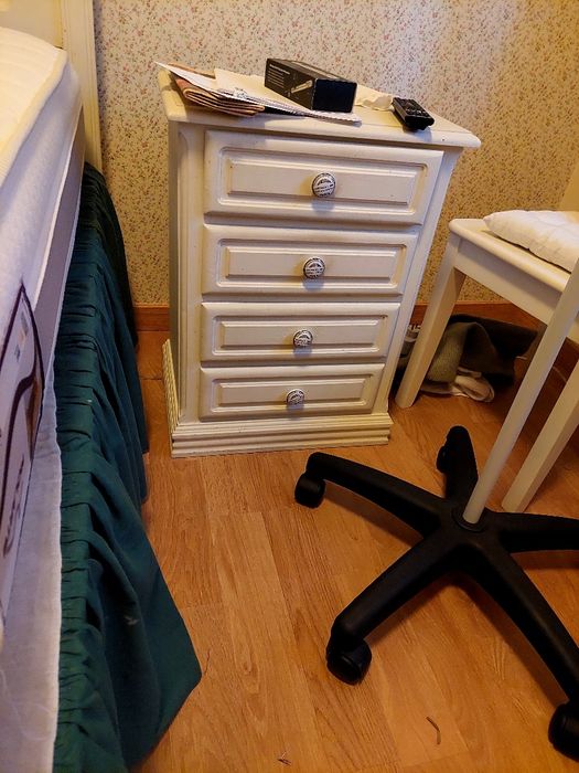 Cama e mesa de cabeceira