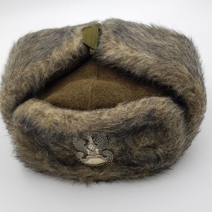 Czapka wojskowa zimowa futrzana z metalowym orłem nowa.